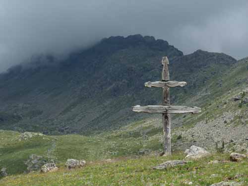 Kreuz am Wanderweg im Ultental