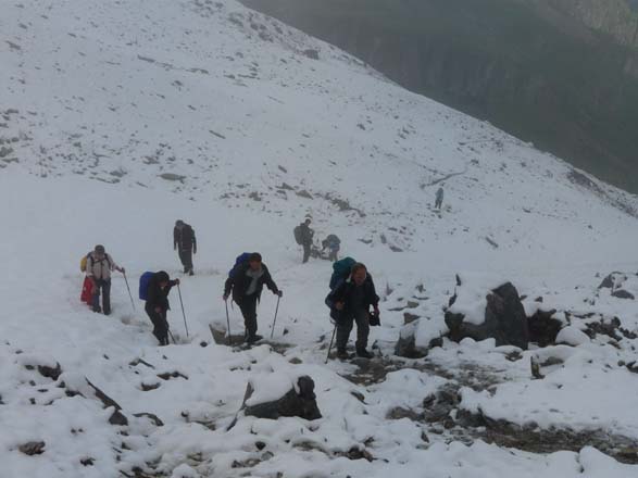 Aufstieg im Neuschnee