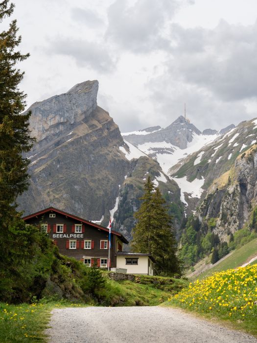 Berghütte und Säntis im Alpstein