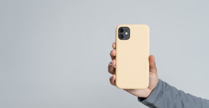 Hand hält Smartphone mit pastellfarbener Hülle