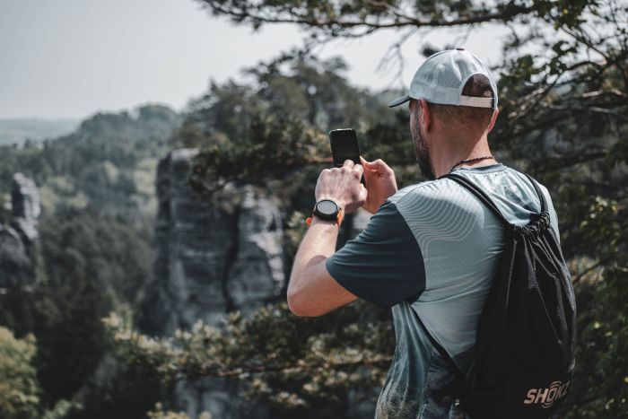 Smartwatch und Smartphone beim Wandern