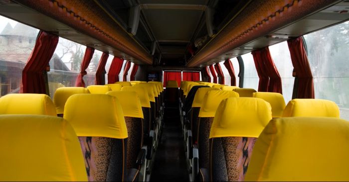 Innenraum eines Reisebusses, Design aus den 80er Jahren.