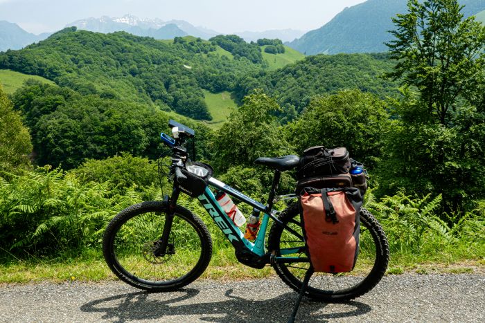 E-Mountainbike mit Gepäck