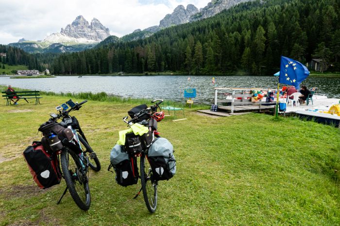 Mountainbike und Trekkingrad auf Radtour im Gebirge
