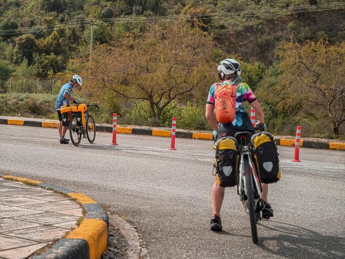 Mountainbike und Trekkingrad auf Radtour im Gebirge