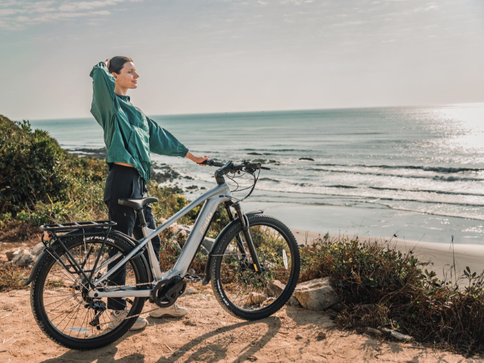 Radfahrerin am Meer