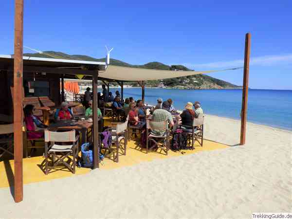 Sundowner am Strand des Mittelmeeres