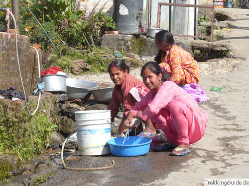Geschirr spülen in Nepal