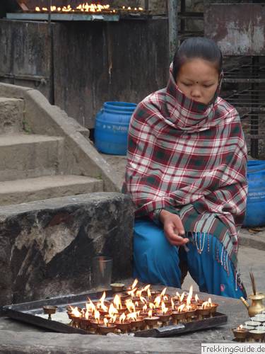 Frau mit Butterlampen, Nepal