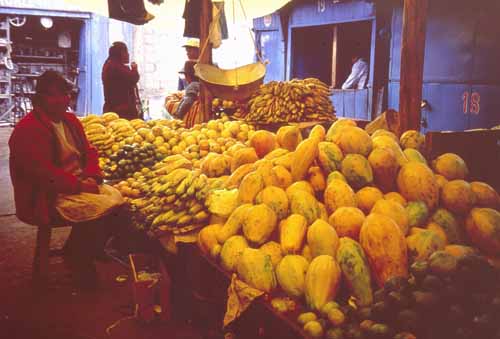 Marktstand mit Mais, Peru