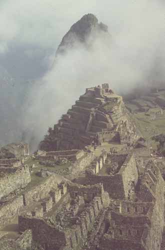 Machu Picchu mit Huayna Picchu (dahinter)