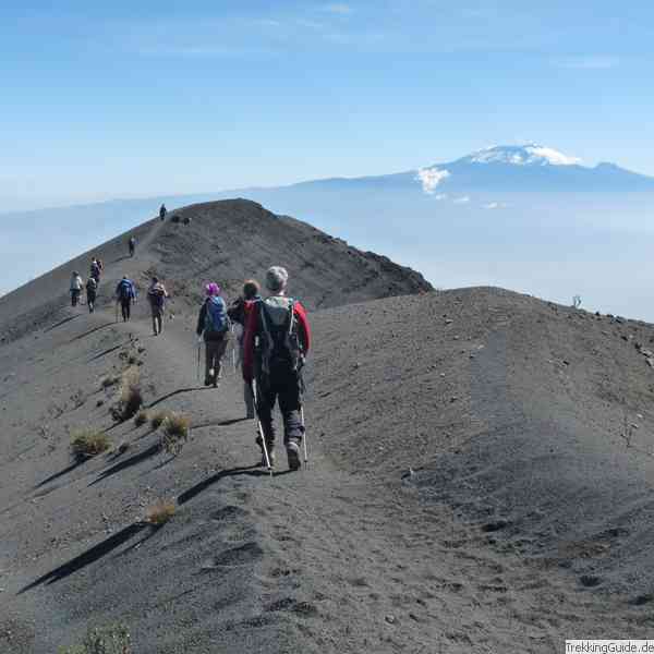 Wanderer auf dem Mount Meru, Tansania