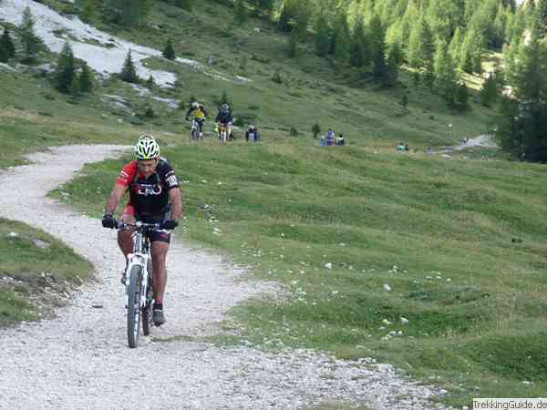 Alpen: Mountainbike im Grödnertal
