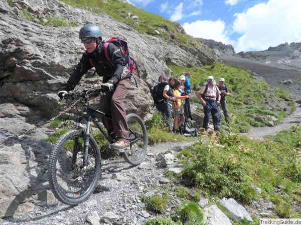 Alpen: Mountainbike und Wanderer