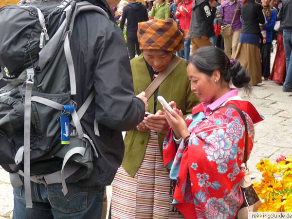Tibeter mit Smartphone