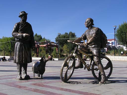 Tibeter und Tourist in Lhasa