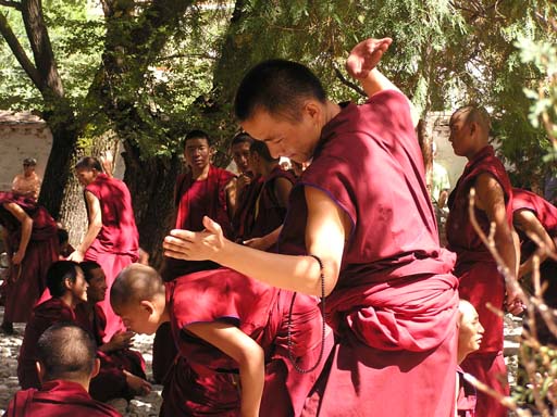 Mönche beim Disput in Tibet