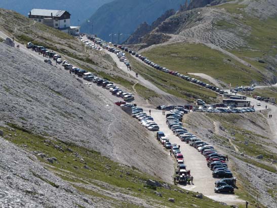 Verkehrsprobleme Alpen: Parkplatz bei den Drei Zinnen, Dolomiten