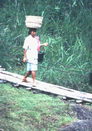 14 Frau aus Bruecke