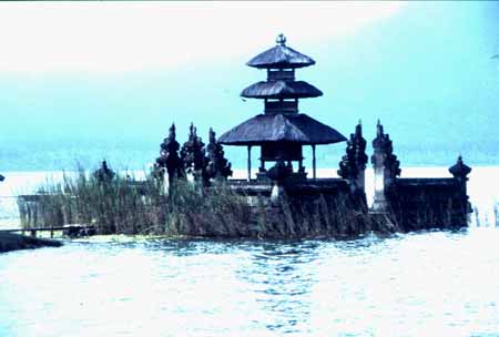 51 Tempel im Wasser