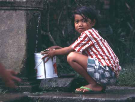 Mädchen am Brunnen, Bali