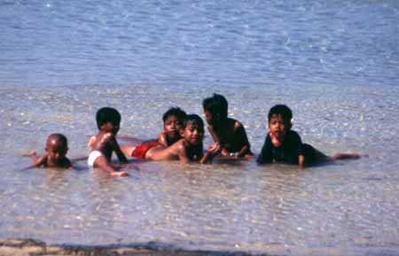 81 Kinder im Wasser