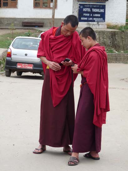 Mönche in Bhutan mit Handy