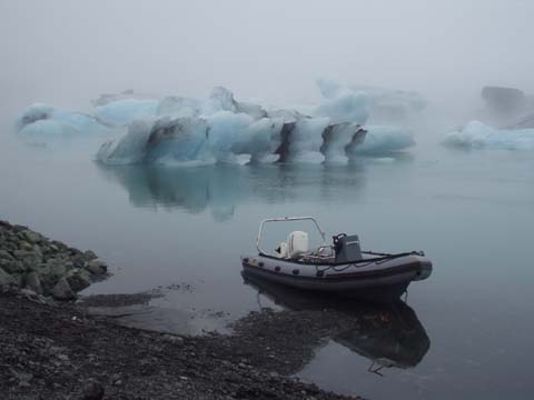 Schlauchboot am Jökulsarlón, Island