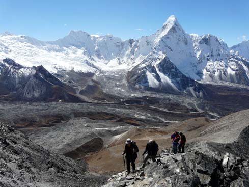 Besteigung des Chhukhung Ri in Nepal, im Hintergrund der Ama Dablam