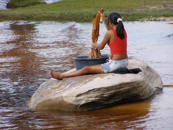 Wäsche waschen am Fluss